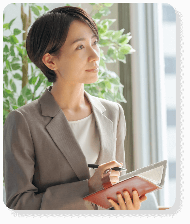 メモを取る女性