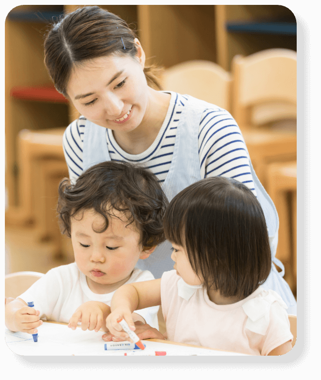 子どもを見守る女性