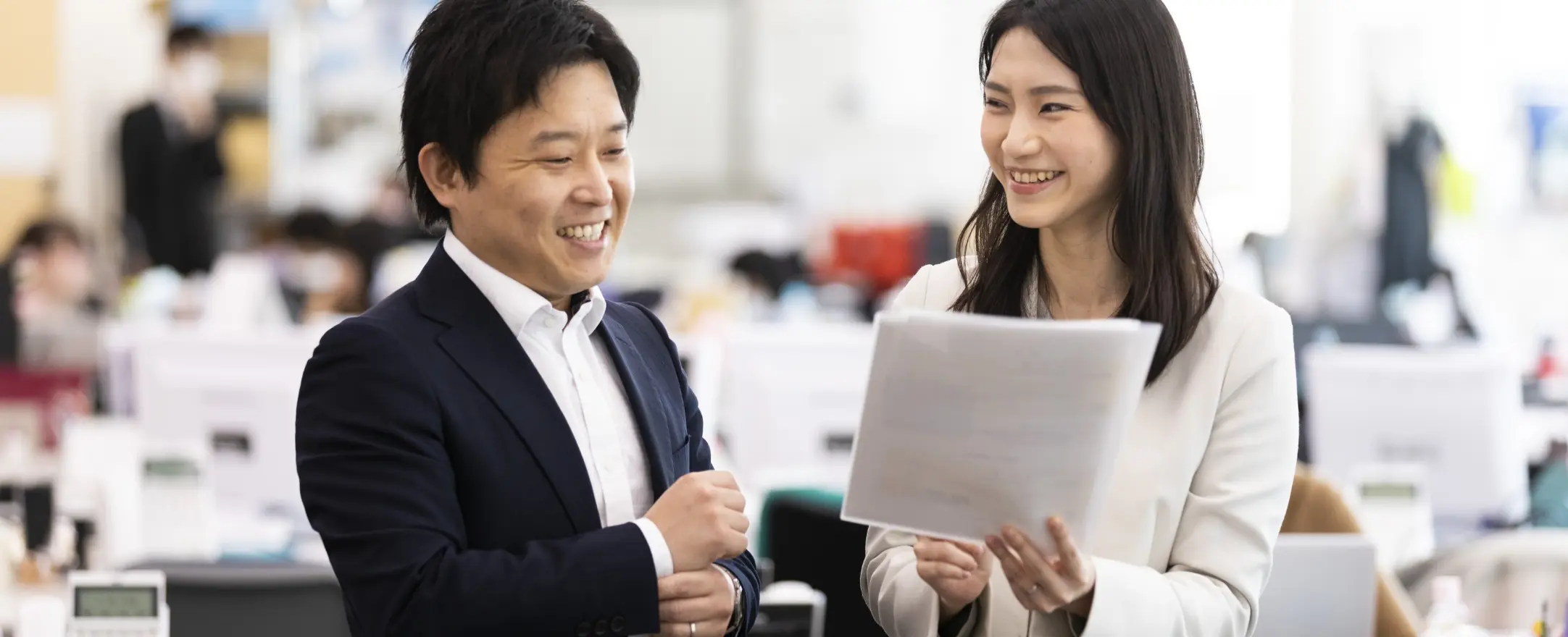 レポートを確認する社員