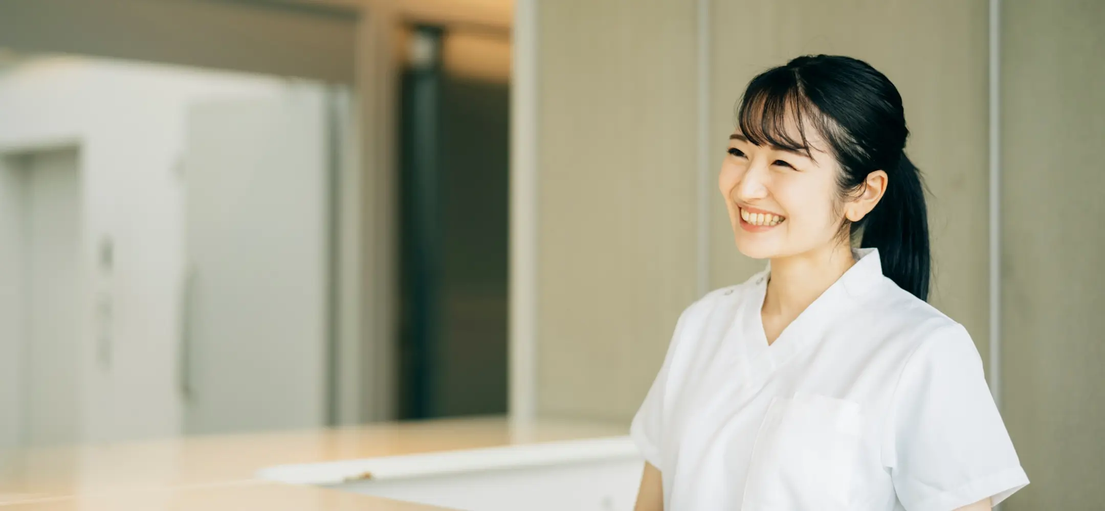 笑顔の医療事務の女性