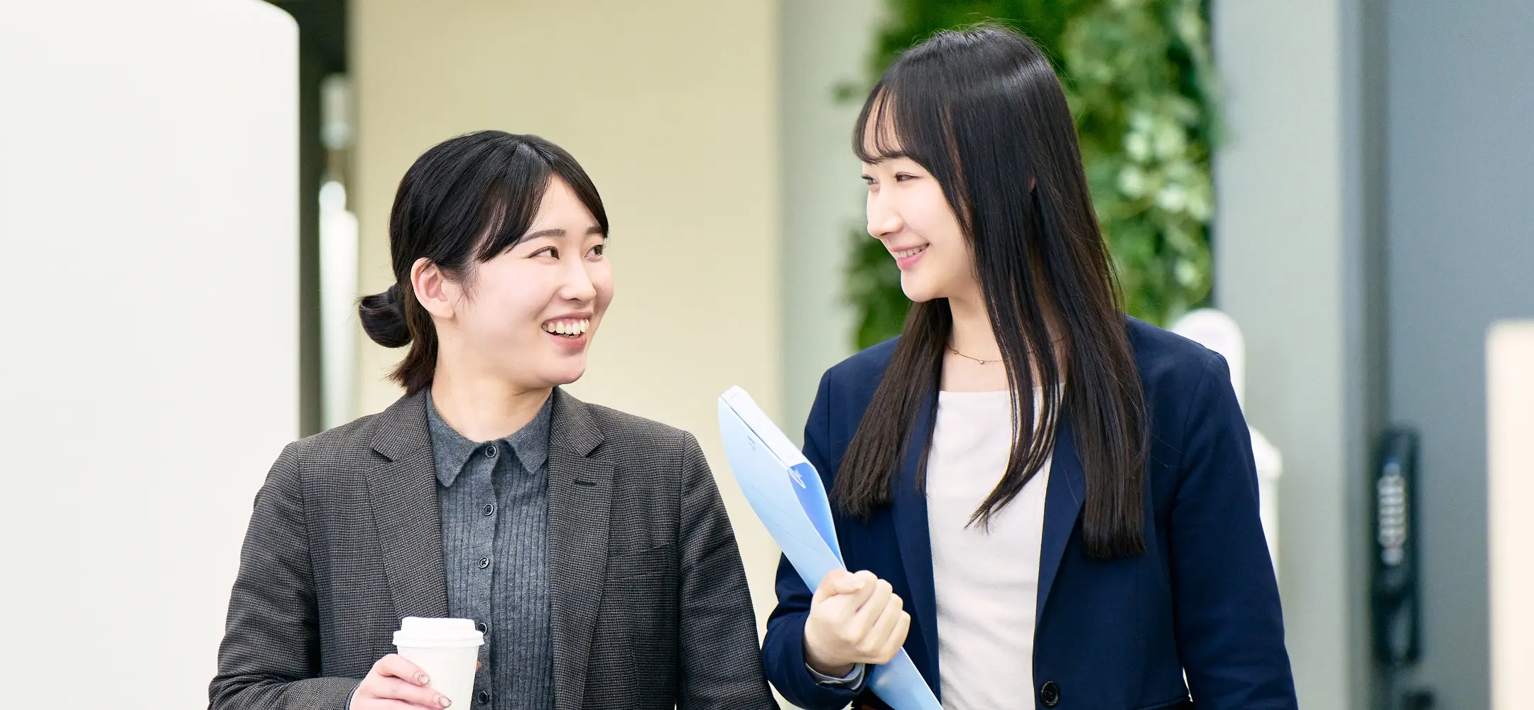 微笑み合う2人の女性