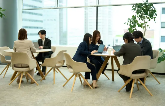ミーティングをする社員