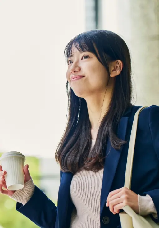 コーヒーカップを持った社員