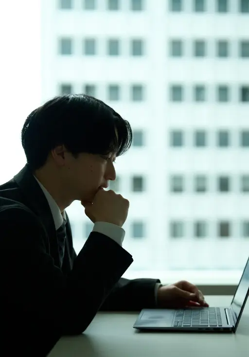 パソコンの前で考える社員