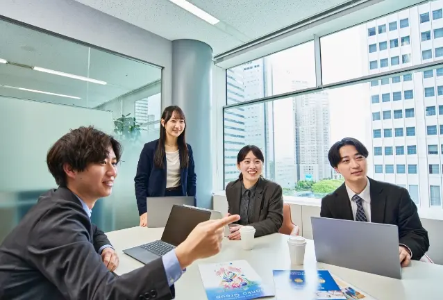 ミーティングをする社員