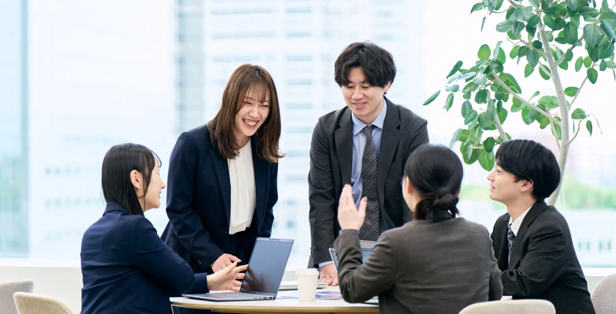 談笑する社員達