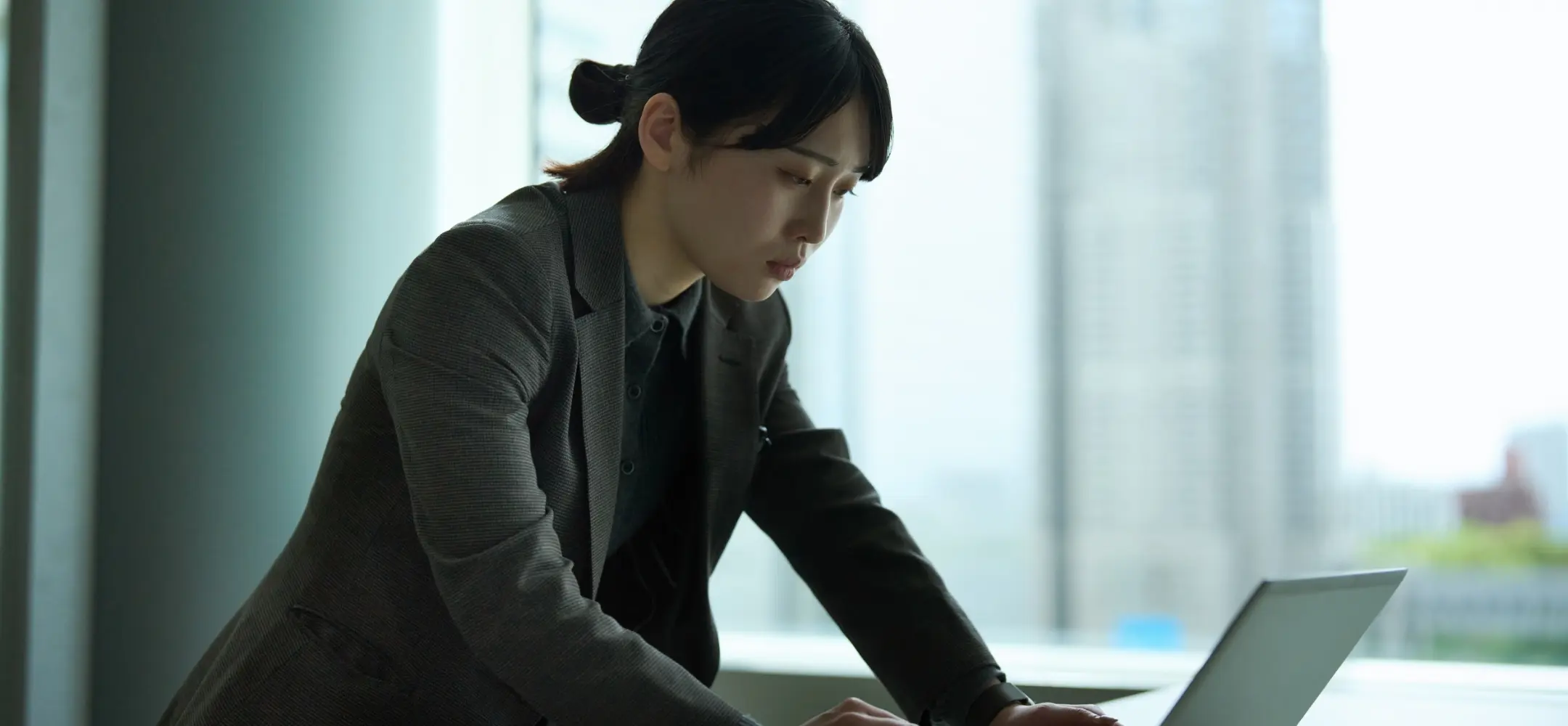 真剣に仕事する女性