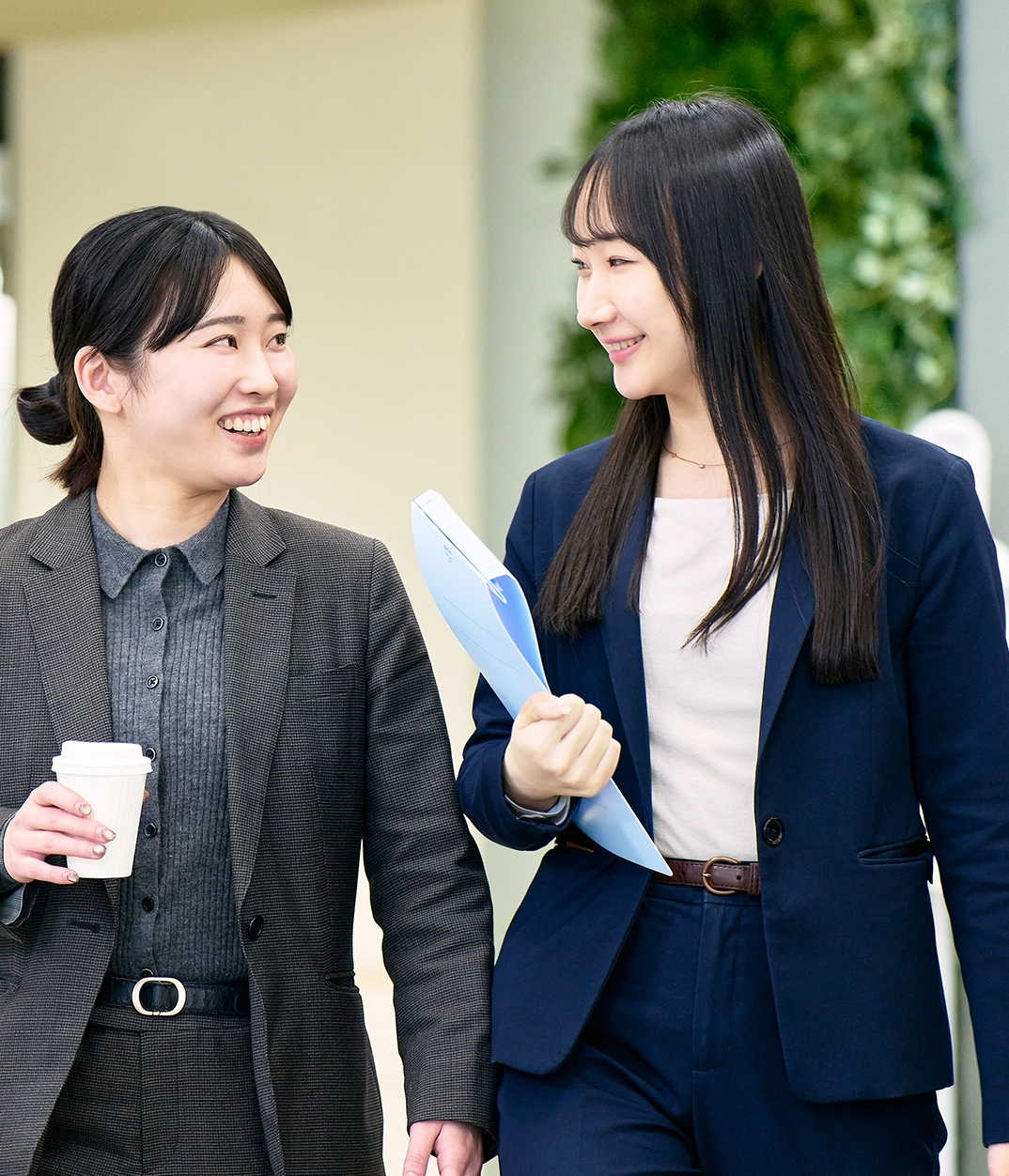 会話する2人の社員
