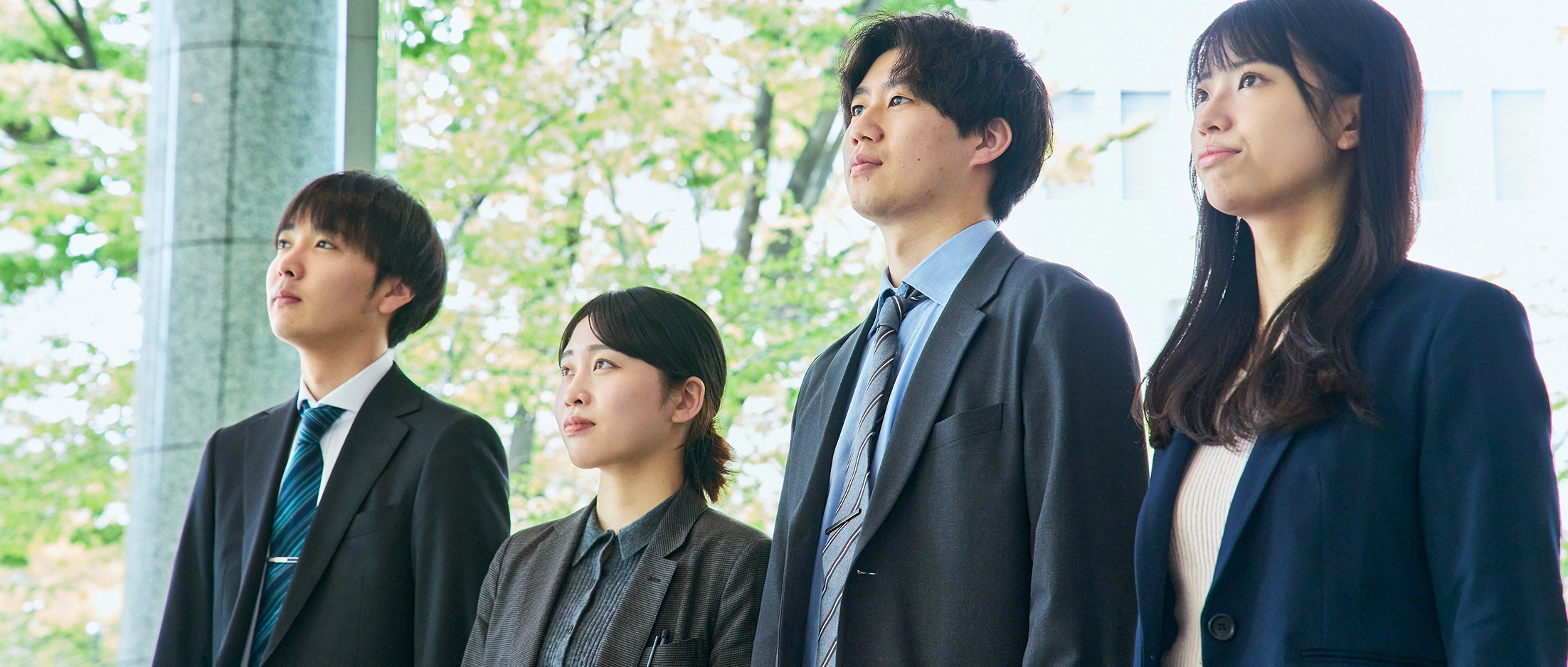 同じ方向を見る4人の社員