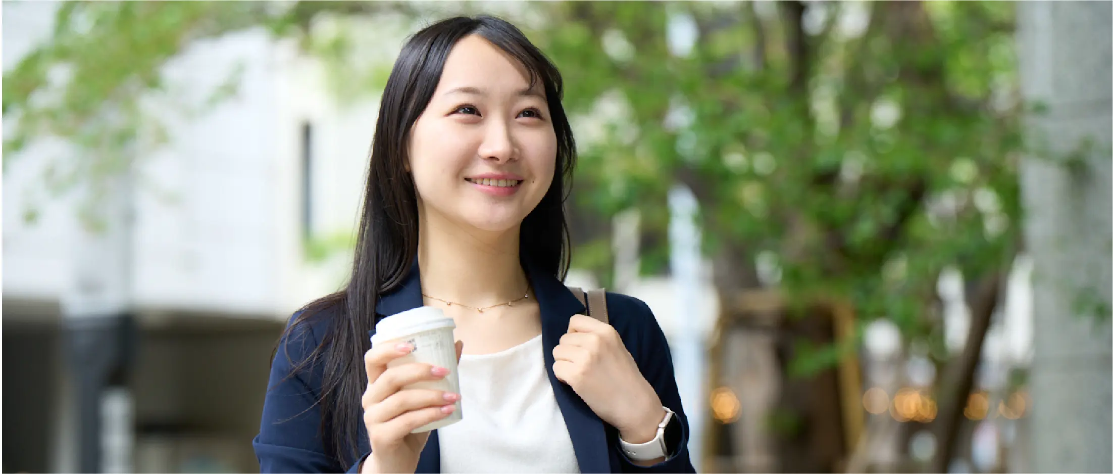 コーヒを持って微笑む女性社員
