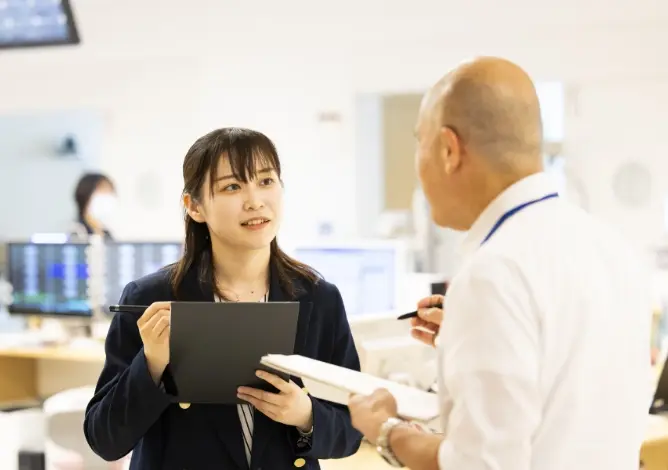 打ち合わせをする社員