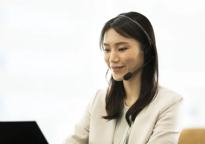 ヘッドセットマイクを付けた社員