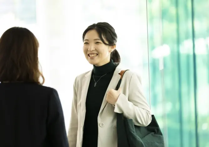 会話をする社員